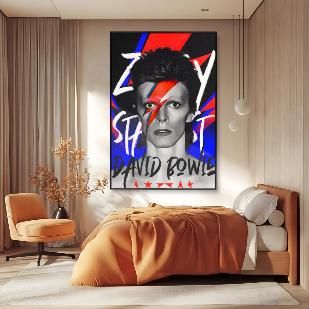 Tablou canvas cu tablou portret david bowie cu fulger, in rama de aluminiu negru, pe perete intr-un dormitor